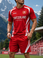 Herren-Set bestehend aus sportlichem T-Shirt mit Fußballmotiv und Raglanärmeln sowie Kurzarm-T-Shirt