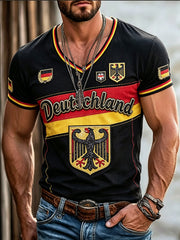Herren-Modet‑T‑Shirt im deutschen Fußball‑Patchwork‑Style mit V‑Ausschnitt