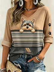 Damen-T-Shirt mit aufgedrucktem Yorkshire‑Terrier und Pfotenabdrücken, Color‑Block‑Design, mittellange Ärmel und V‑Ausschnitt