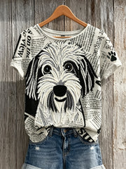 Kurz ärmel iges T-Shirt mit Fuzzy Dog & Paw Print Zeitung Patchwork Art Print