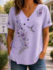 Damen-Shirt mit violetter Blumen- und Kolibri-Print-Aufmachung zur Sensibilisierung für die Alzheimer-Krankheit, V-Ausschnitt