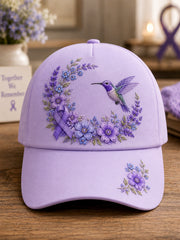 Unisex-Mütze in Lila mit Blumen- und Kolibri‑Muster zur Sensibilisierung für die Alzheimer‑Krankheit