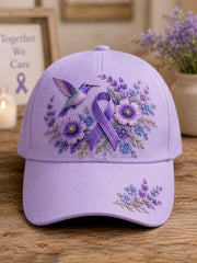 Unisex-Mütze in Lila mit Blumen- und Kolibri‑Muster zur Sensibilisierung für die Alzheimer‑Krankheit