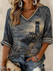 Damen OKTOBER IN NEW ENGLAND Bedrucktes T-Shirt mit V-Ausschnitt und mittlerer Länge