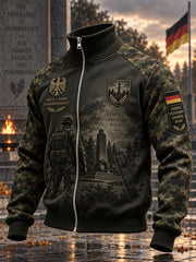 Herren-Jacke mit Motivdruck im Veteranenstil, Mock-Neck und durchgehendem Reißverschluss