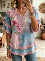 Damenhemd aus Baumwoll-Leinen mit Vintage-Print, rosa Rosen und Blumenmuster im Patchwork-Stil, besetzt mit Fransenborte