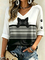 Damen-T-Shirt mit versteckter schwarzer Katze und Pfotenabdrücken, Color-Block-Print, mittellange Ärmel und V-Ausschnitt