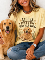 Das Leben einer Frau ist schöner mit einem Hund – Geschenkdruck für Tierliebhaber, lässiges T‑Shirt