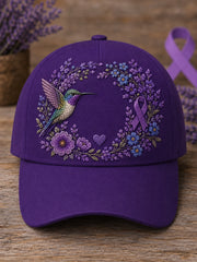 Unisex-Mütze in Lila mit Blumen- und Kolibri‑Muster zur Sensibilisierung für die Alzheimer‑Krankheit