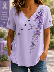 Damen-Shirt mit violetter Blumen- und Kolibri-Print-Aufmachung zur Sensibilisierung für die Alzheimer-Krankheit, V-Ausschnitt