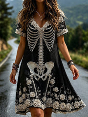 Damenkleid im gotischen Stil mit Totenkopf und Rose aus Baumwollleinen