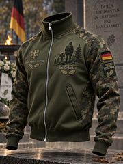 Herren-Jacke mit Motivdruck im Veteranenstil, Mock-Neck und durchgehendem Reißverschluss